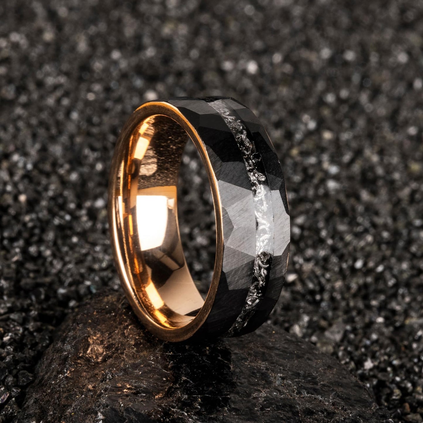JEWPER 8mm Men Womens Wedding Band Tungsten Rings black rose gold Hammer pattern Fashion Promise Carbide Inlaid Iron Filings Matte Finish Edge Comfort Fit size(9)