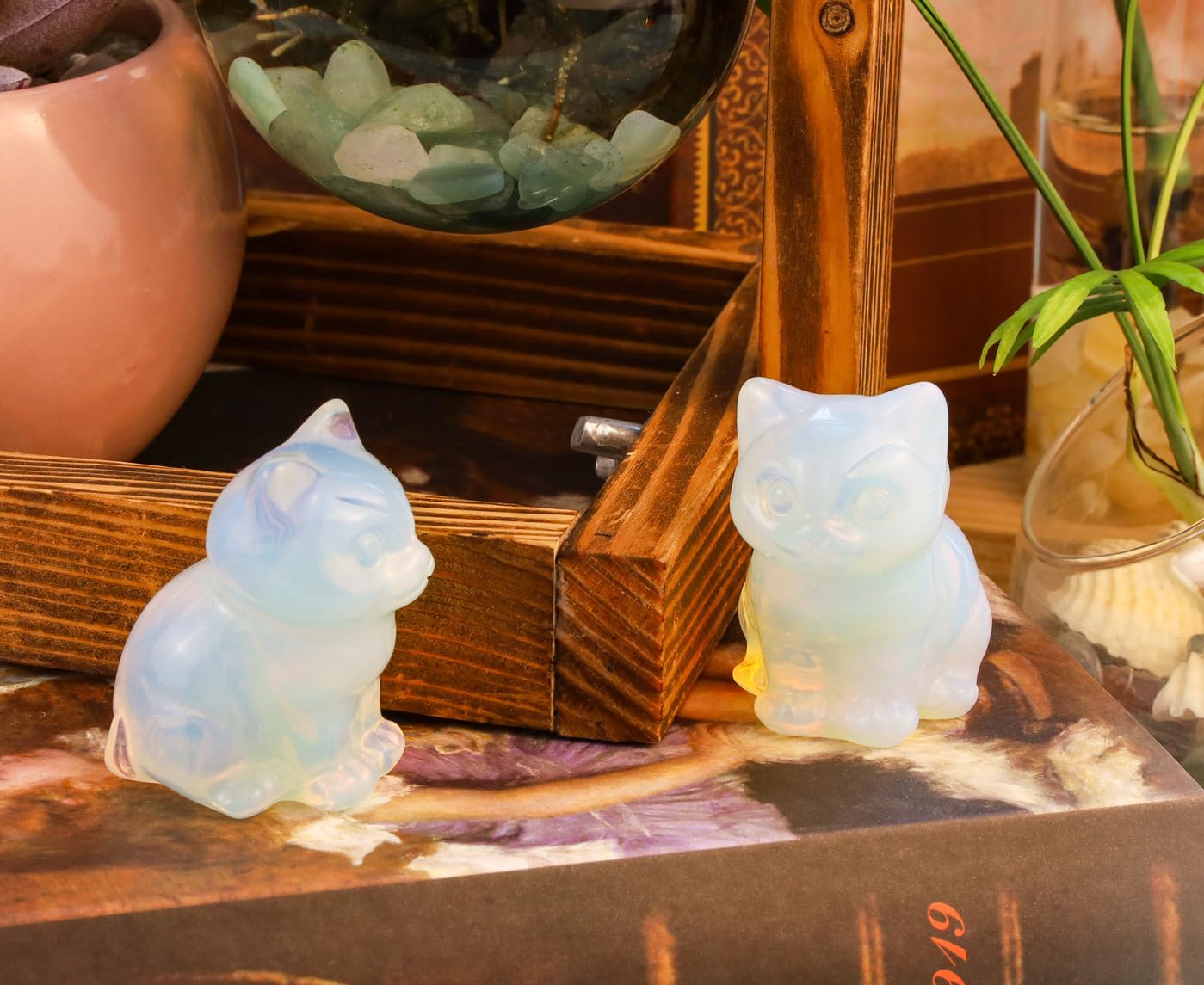 DUQGUHO Cat Decor Opalite Cat Crystal Figurines Crystals Gifts for Cat Lovers Men Women Lucky Cute Cat Statue for Room Desk Decor 1PC