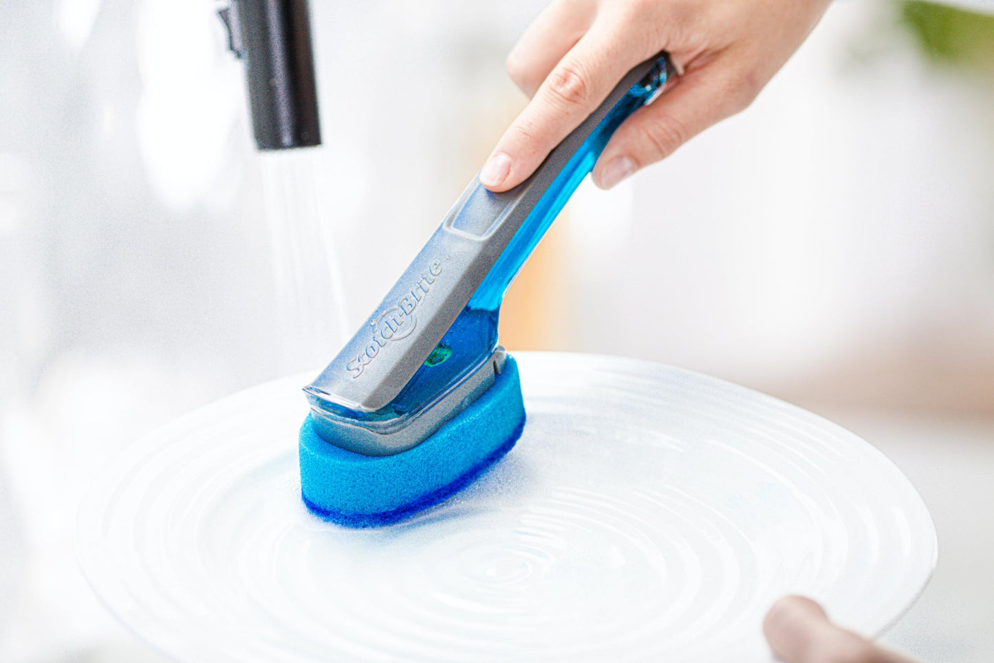 Scotch-Brite Advanced Soap Control Non-Scratch Dishwand Kit, 1 Dish Wand & 5 Sponge Refills, Prevents Soap from Leaking, Leak-Free Guarantee, Best for Nonstick Pots and Pans, Glass, Tubs, & Showers