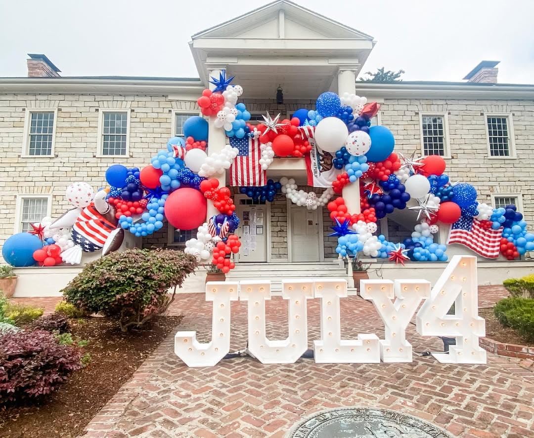 ADOINBY Red White and Blue Balloon Arch Kit, 140Pcs Explosion Star Red White Blue Balloon Garland kit Different Size Balloons for 4th of July Anniversary Birthday Independence Day Party Decorations