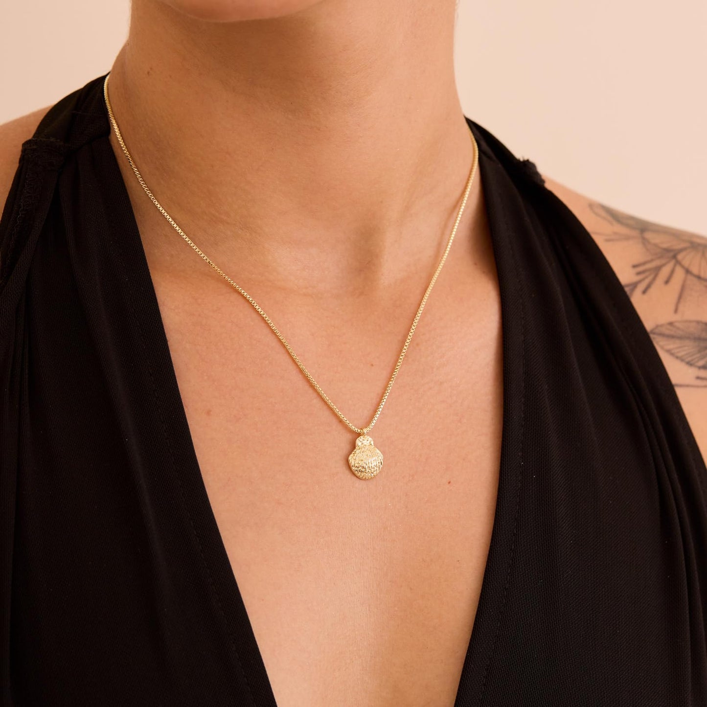 GUOKE Gold Seashell Necklace for Women – 14K Gold Plated Shell Pendant, Dainty Beach Necklace, Summer Minimalist Jewelry for Her