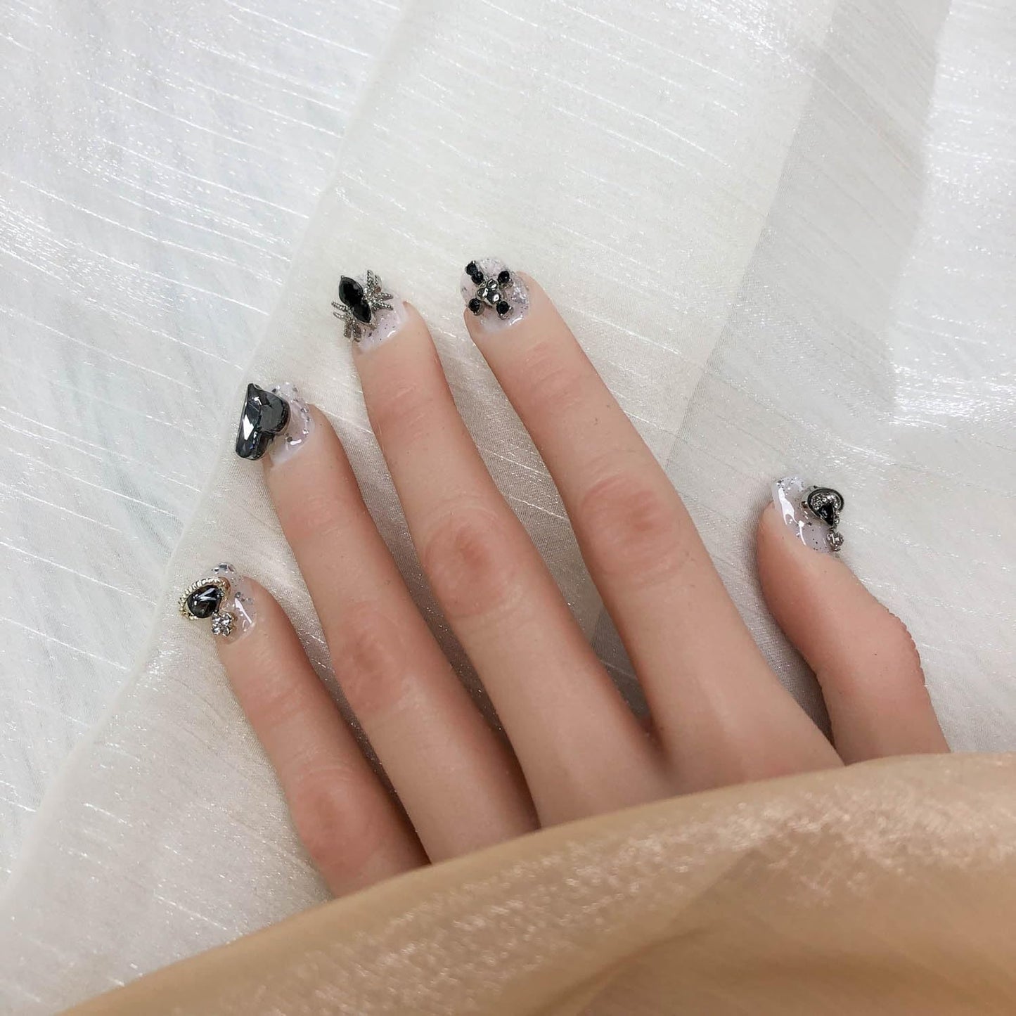 GGddsha 2025 Handmade Nails Reusable Short Press-On Nails with Heart Spider Planet Full Coverage Women's Fake Nail Set (Love Planet, Medium)