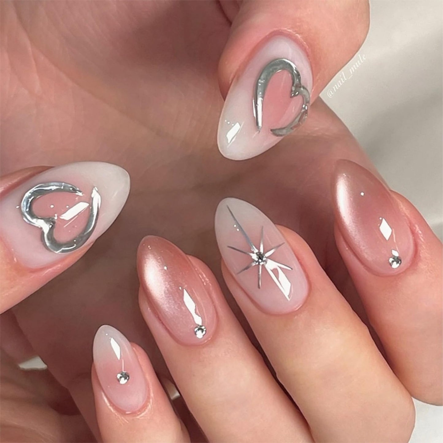 Short Press on Nails Almond Fake Nails Cat EyeArtificial Nail Glitter Heart Designs Stick on Nail for Women 24pcs