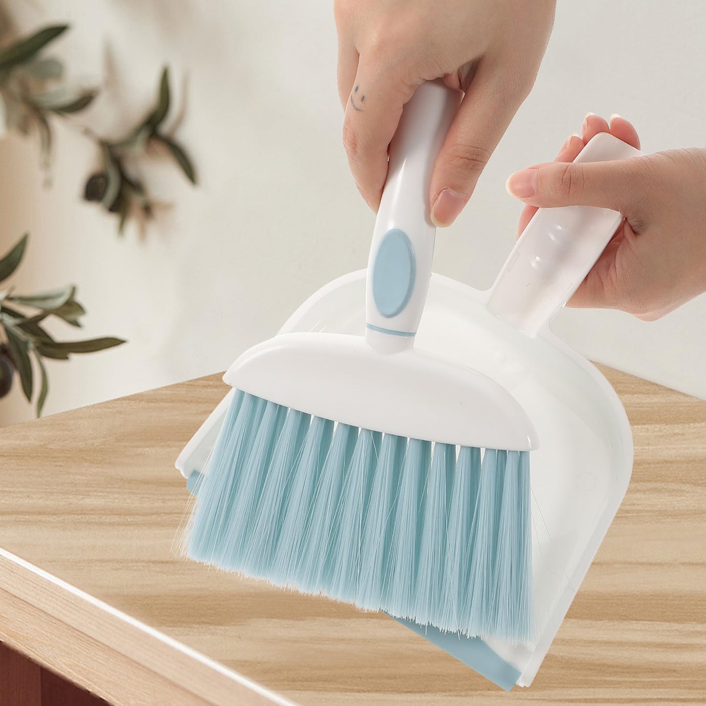 Beaupretty Mini Dustpan and Brush Set 3pcs, Lightweight Plastic Household Desktop Broom and Dustpan Kit for Daily Cleaning, Portable Multi-Function Whisk Broom for Home and Office Use