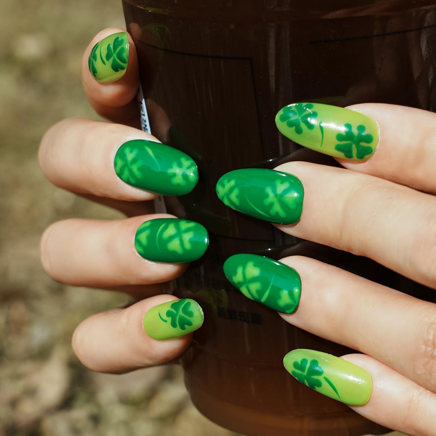 Tesytto Medium Oval Press On Nails, Hand-Painted Green Four-Leaf Clover Design, Glossy Reusable Acrylic Full Cover Nails (Size L)
