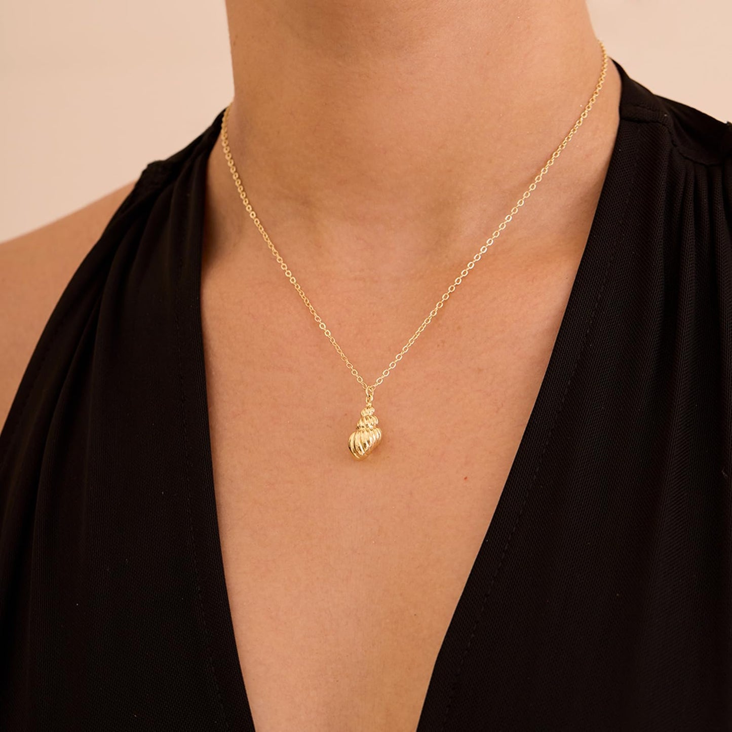 GUOKE Gold Shell Necklace for Women – 14K Gold Plated Conch Pendant, Dainty Seashell Necklace, Nautical Beach Minimalist Jewelry for Her