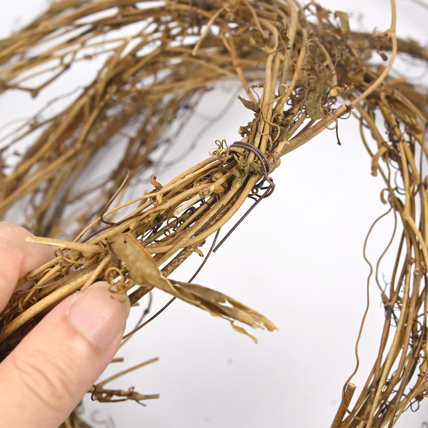7 Pack Natural Grapevine Garland, 15 Ft Per Roll Total 105 Ft Flexible Bendable Twig Vine Strips for Wreath Making DIY Crafts Home Wedding Christmas Garden Decoration