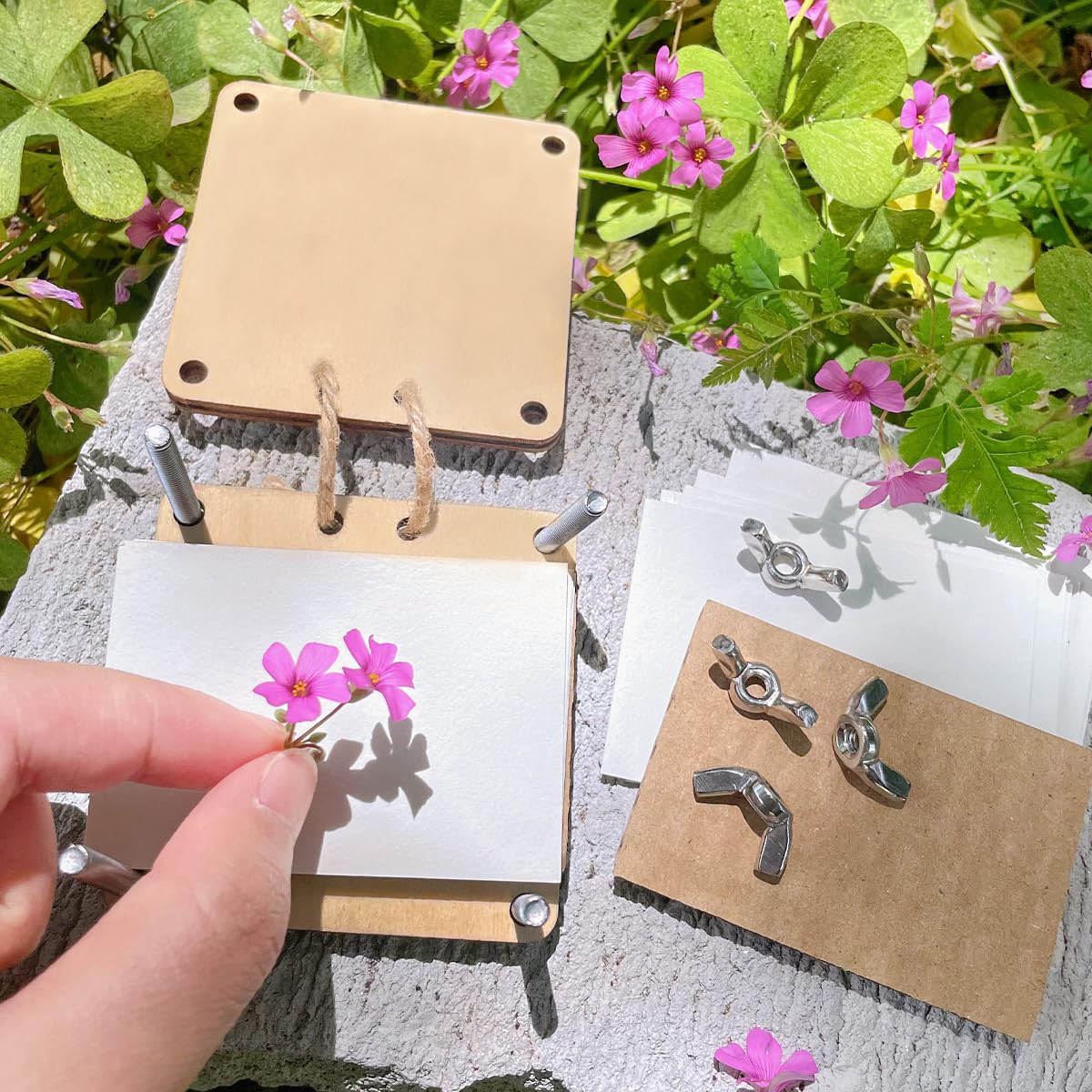 Happinit Pocket Flower Press, Small Flowers Press Kit, Micro Flower Pressing, Mini Plant Preservation Kit for Arts and Crafts Lovers (Silver)