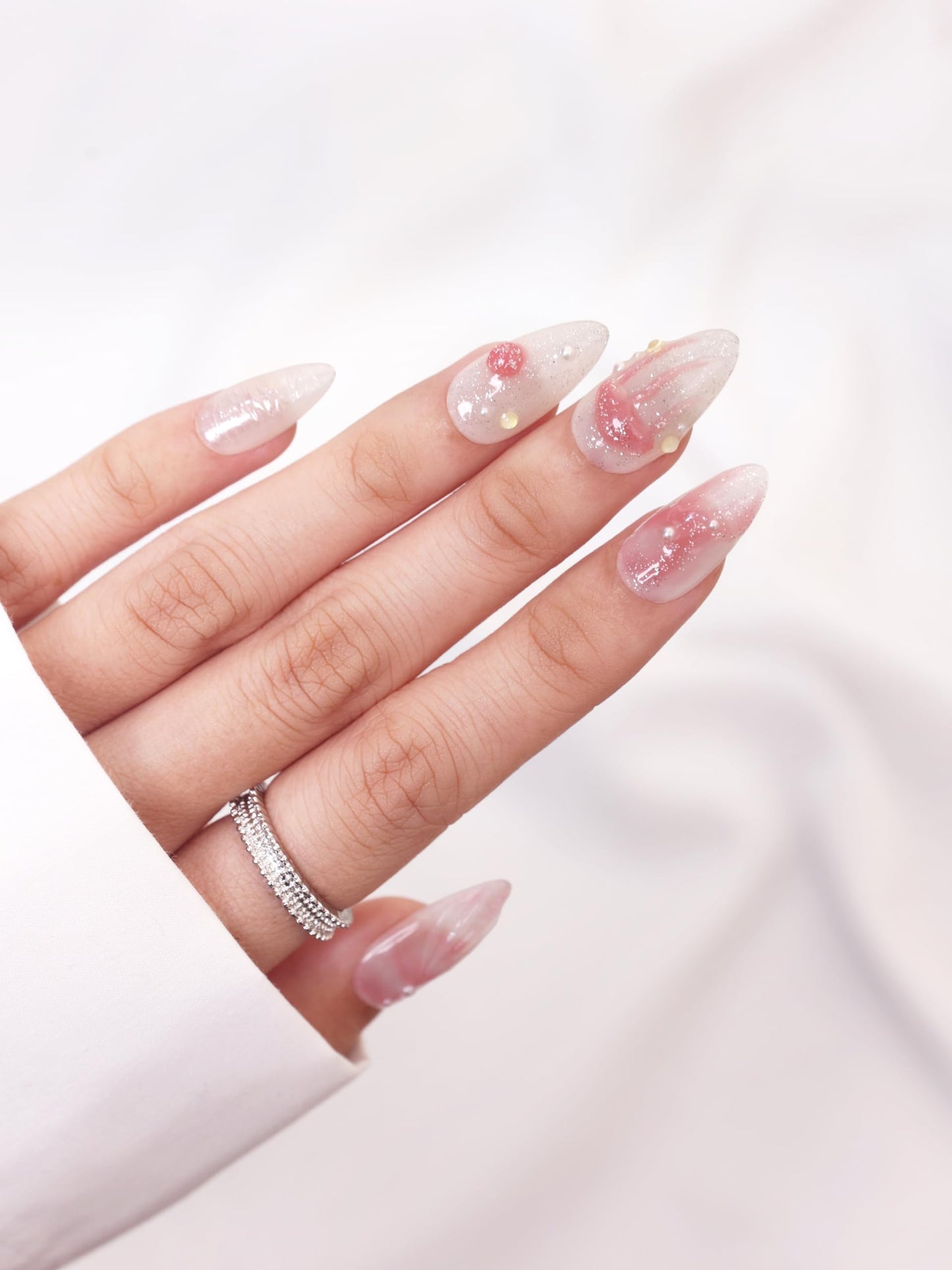 SIYOU Beauty | Seashell Pearl | Pink and White Pearl Short Almond Press On Nails for Women (Large) - Reusable, Salon-Quality Fake Nails (10pc)