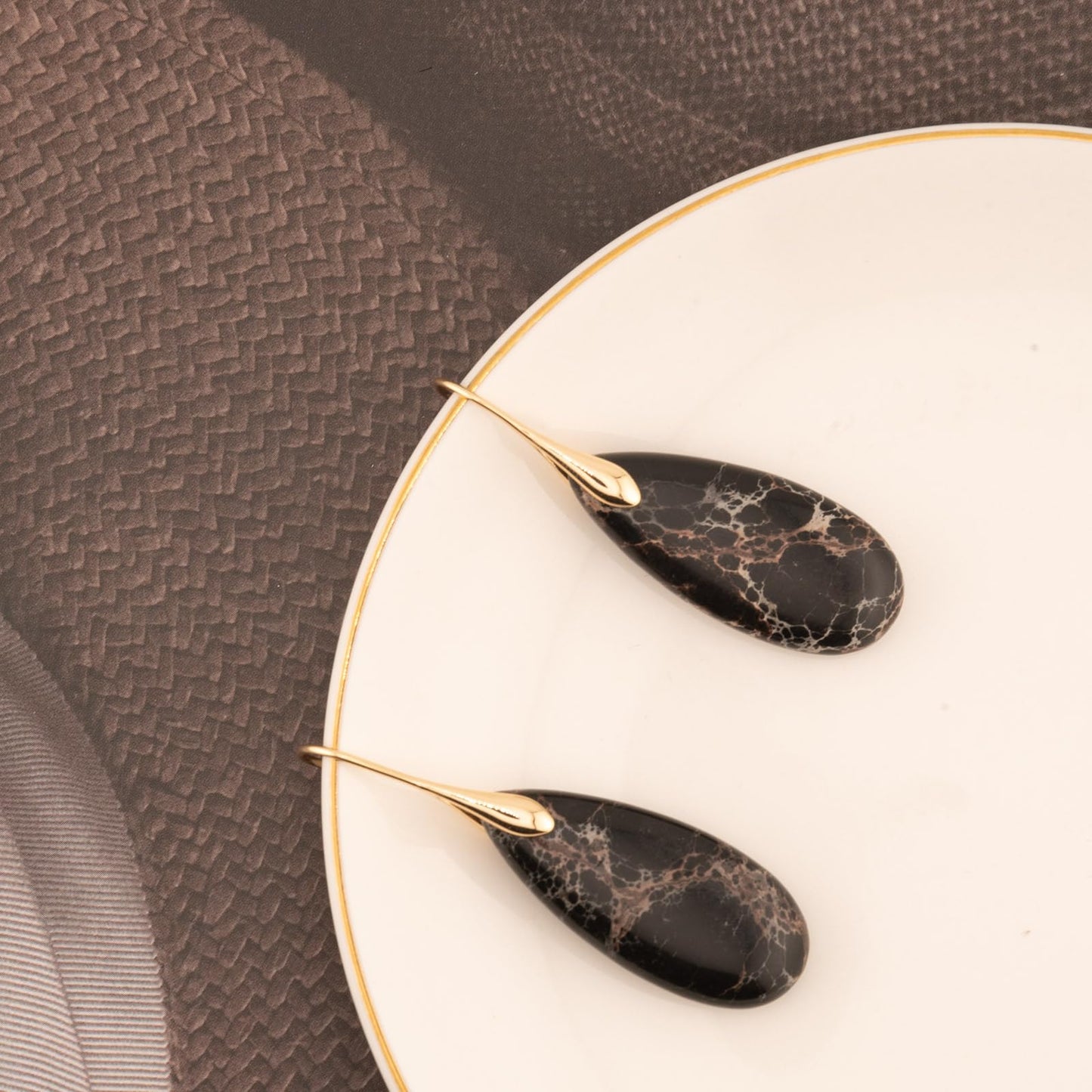 Sriomu Natural Healing Stone Fishhoop Dangle Drop Earrings Statement Gold silver earrings