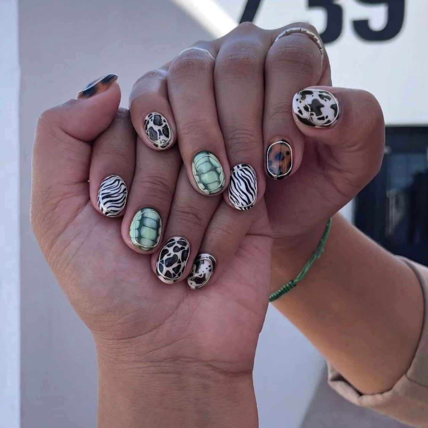 Short Press on Nails Almond Fake Nails Brown Artificial Nail Tortoise ShellDesigns Stick on Nail for Women 24pcs