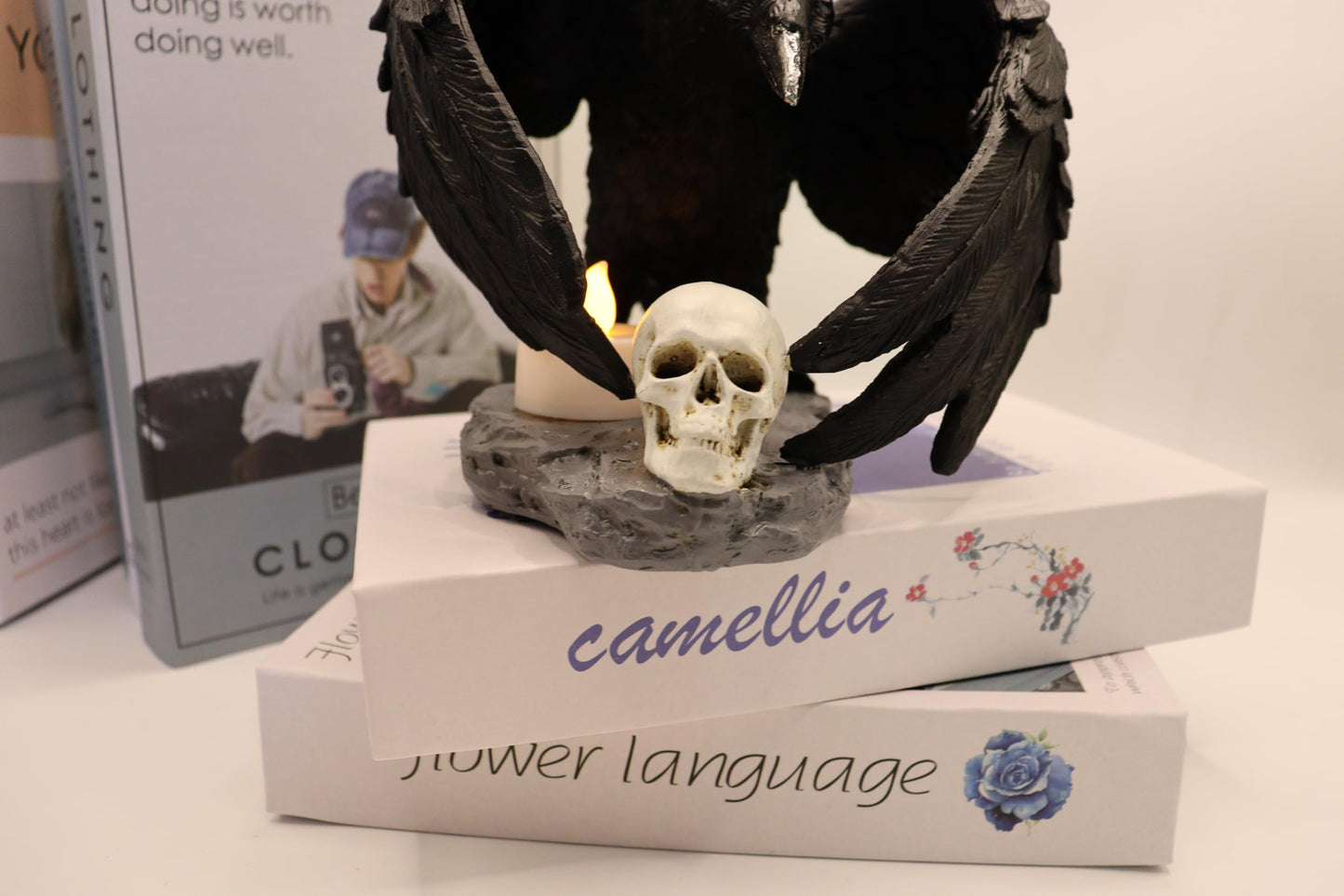 NVSHIQWEI Gothic Crow Light Holder Halloween Candle Holder, Fake Raven Tealight Holder with Skull Base, Resin Statue for Indoor Spooky Home Decor(Large)