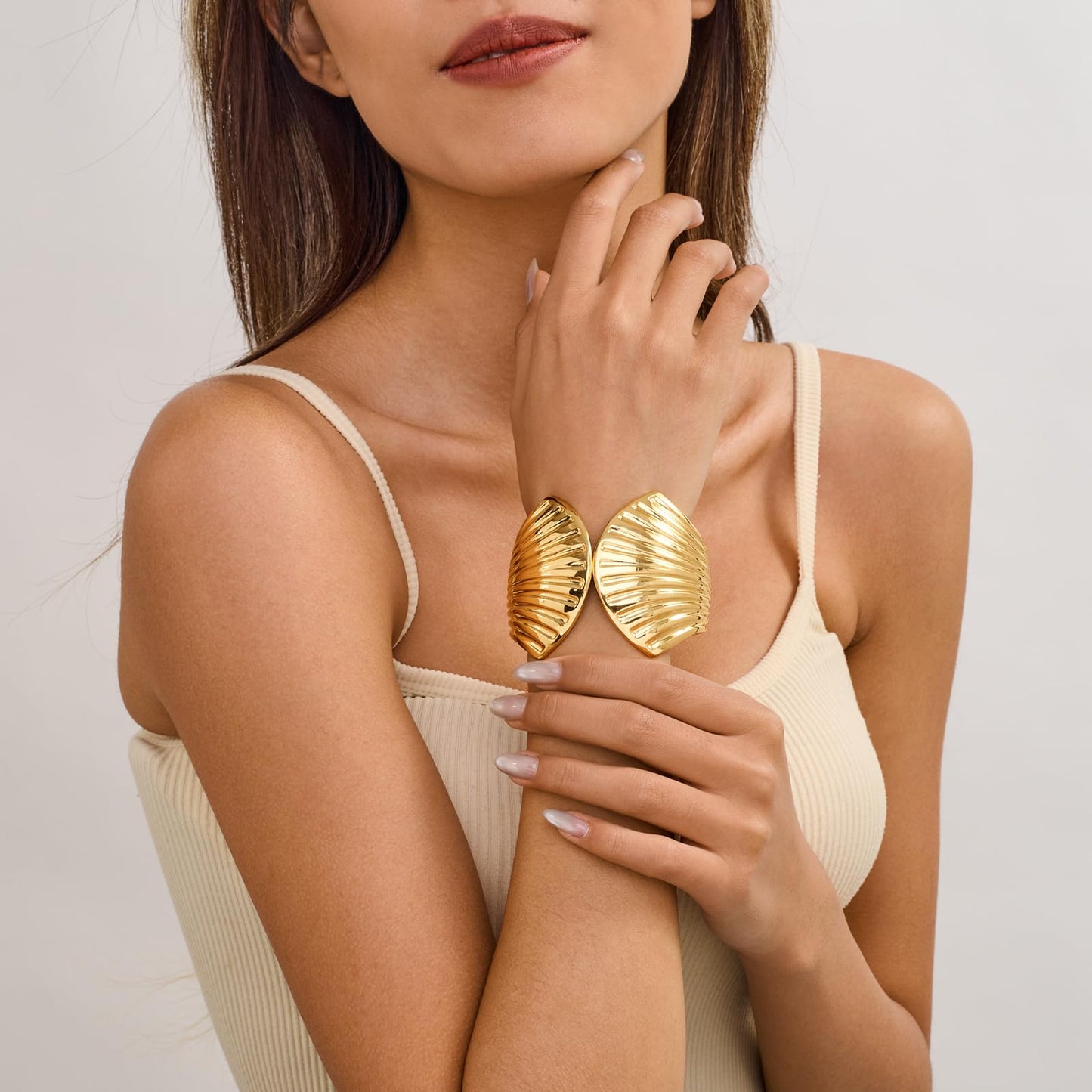 Gold Plated Wide Shell Cuff Bracelet for Women Exaggerated Statement Gold-tone Ginkgo Leaf Bangle Bracelet with Spring Clasp