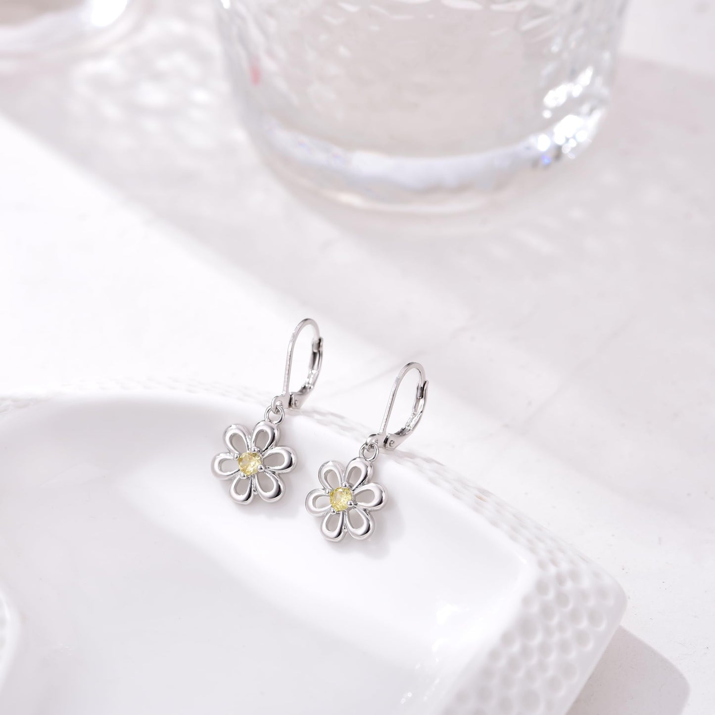 HELORET Daisy Earrings Daisy Leverback Earrings Dainty Flower Drop Dangle Earrings Flower Jewelry for Women Birthday
