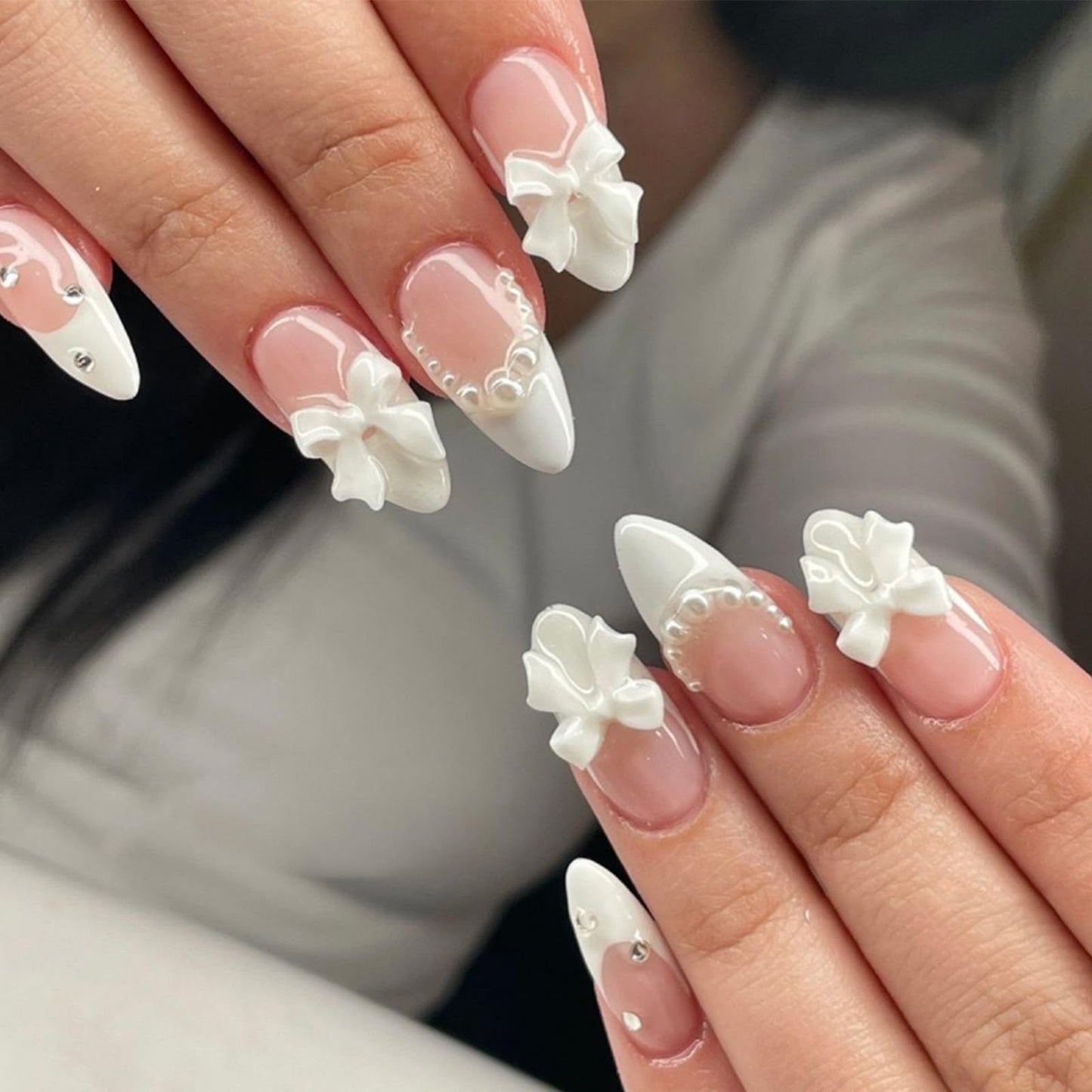 24Pcs French Tip Press On Nails Almond Shape Medium Fake Nails with 3D White Bow & Pearl Designs Pink White Full Cover Glue On Nails Reusable Acrylic False Nails for Women Manicure Decoration