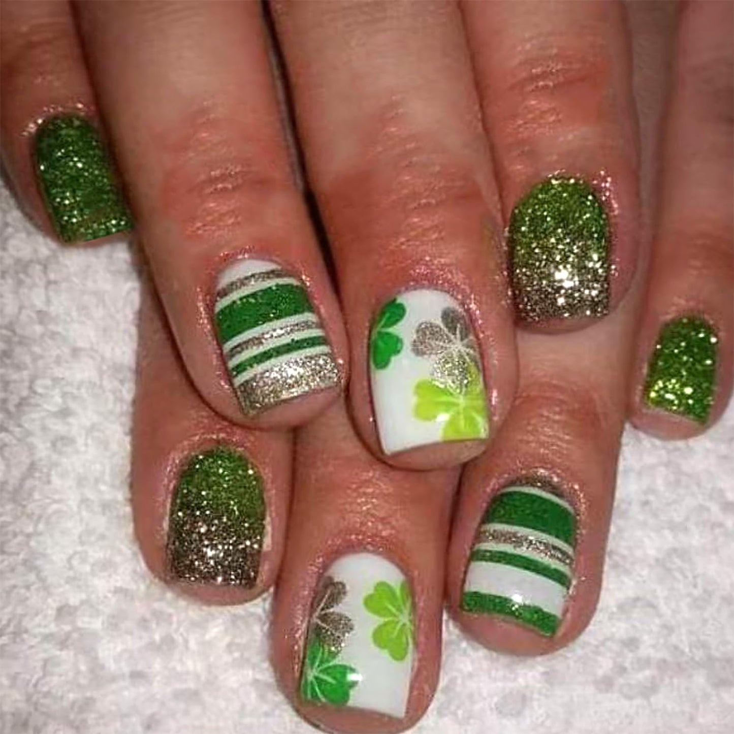 24Pcs St. Patrick's Day Press on Nails Short Square Fake Nails Green Shamrock False Nails with Glitter Line Design White Full Cover Artificial Glue on Nails Glossy Irish Stick on Nails for Women DIY