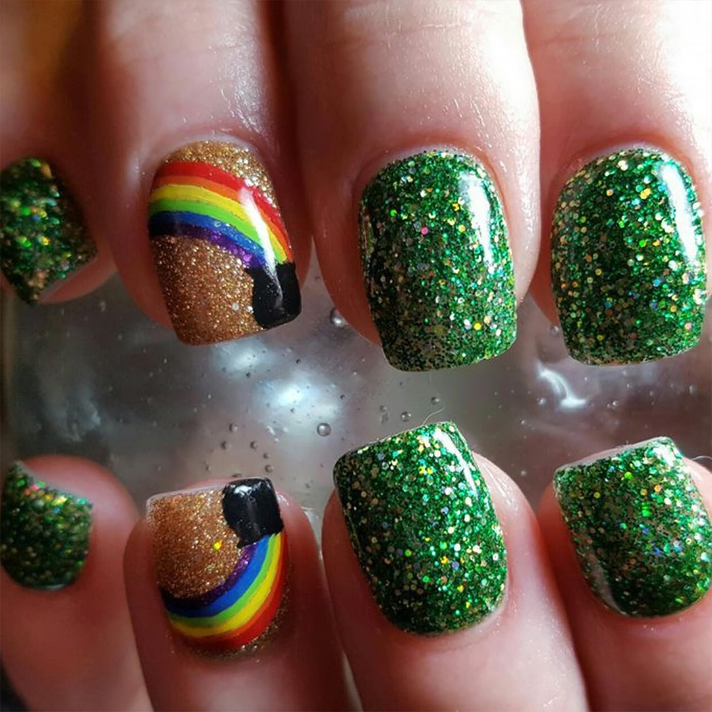 24Pcs St. Patrick's Day Press on Nails Short Square Fake Nails Gold Green Glitter Full Cover Artificial Glue on Nails with Rainbow Coin False Nails Irish Stick on Nails for Women DIY Nail Supplies