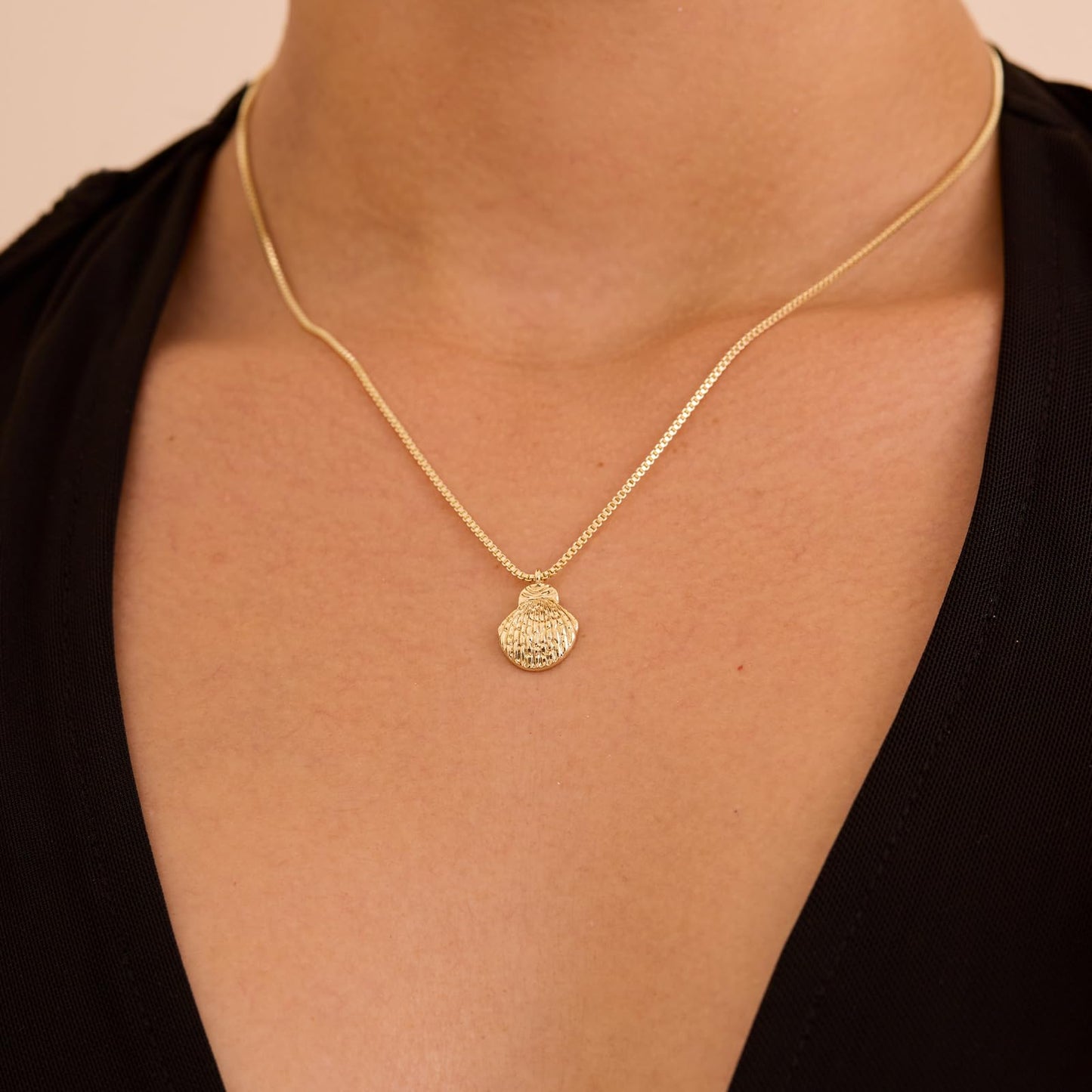 GUOKE Gold Seashell Necklace for Women – 14K Gold Plated Shell Pendant, Dainty Beach Necklace, Summer Minimalist Jewelry for Her