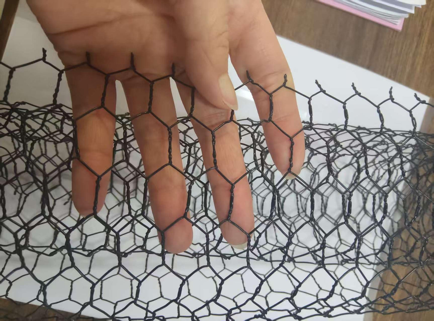 Black 13.5 x 400 Inches Chicken Wire Fencing Mesh PVC Coated Floral Chicken Wire for Crafts Poultry Garden, Hexagonal Galvanized Chicken Coop Rabbit Wire Fencing Netting Plant Protector mesh