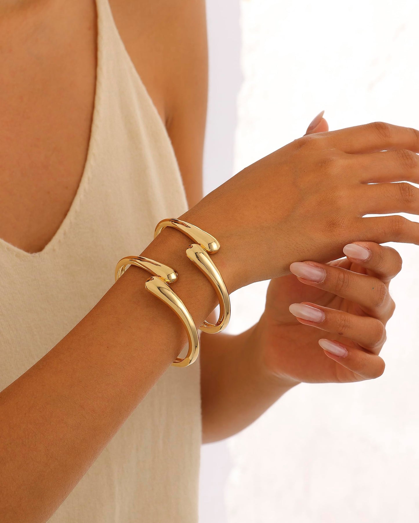 AYWFCBF 2pcs Gold Bangle Bracelets for Women, Trendy Hinged Cuff Open Wide Chunky Gold Bracelet Stack Arm Cuff Statement Jewelry Gifts for Women
