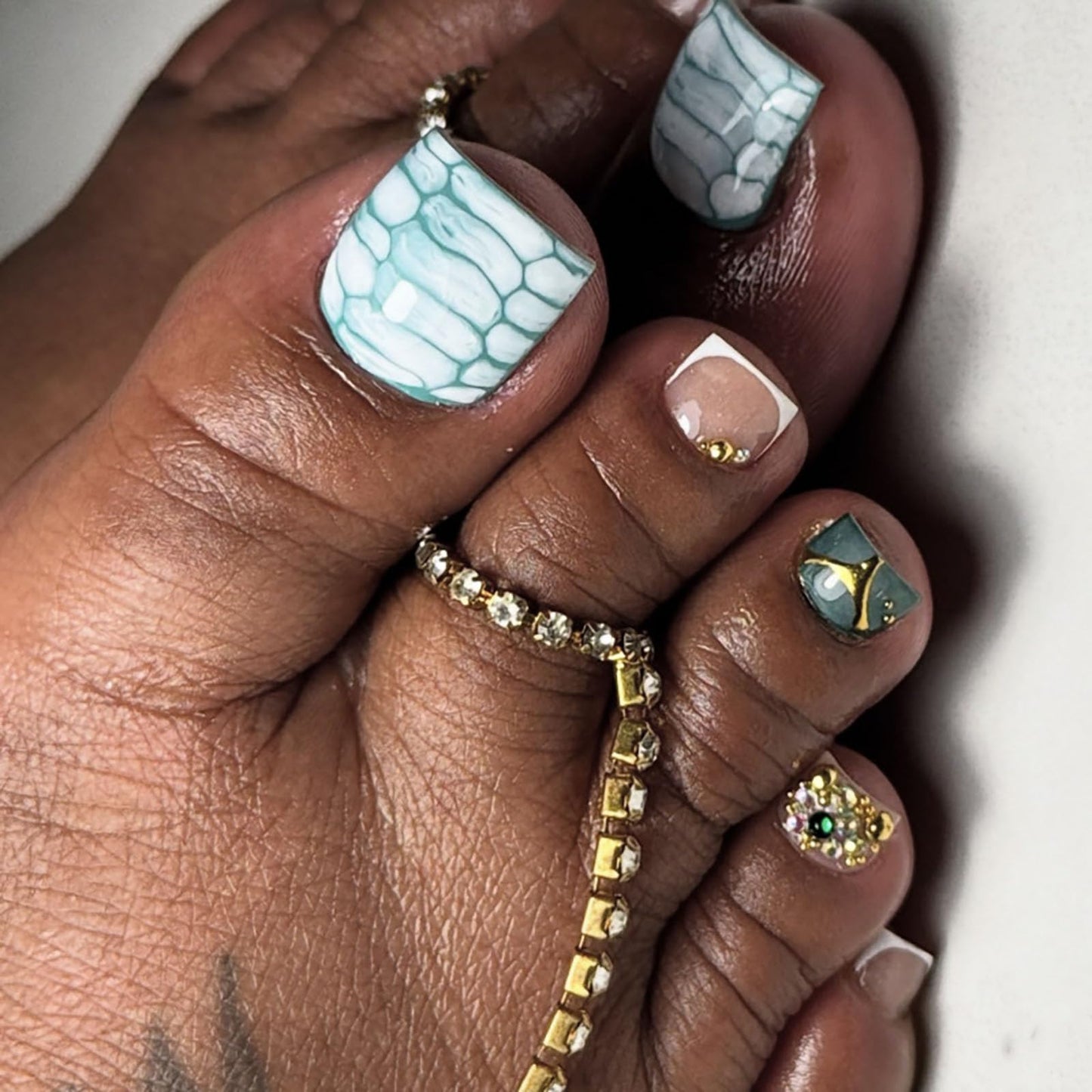 RUOKEXIN Short Press on Toenails French Tip Fake Toenails with Rhinestones Designs Square Toe Nail Press ons Sparkly Artificial Nails for Women 24Pcs