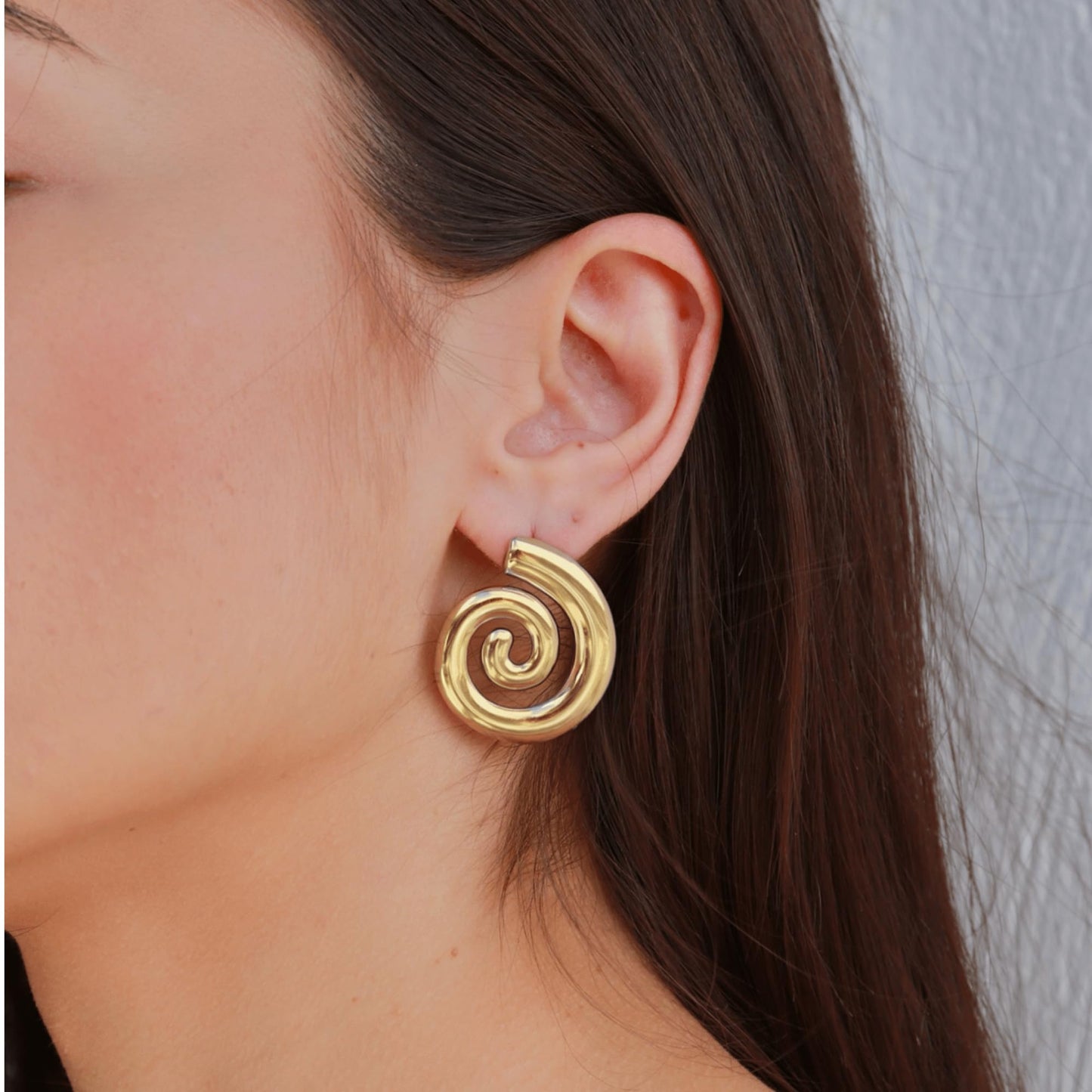 SHINYY Spiral Conch Necklace Earring Set for Women | 18K Gold Plated Boho Summer Beach Pendant Ear Studs | Bohemian Seashell Jewelry for Her (Gold)