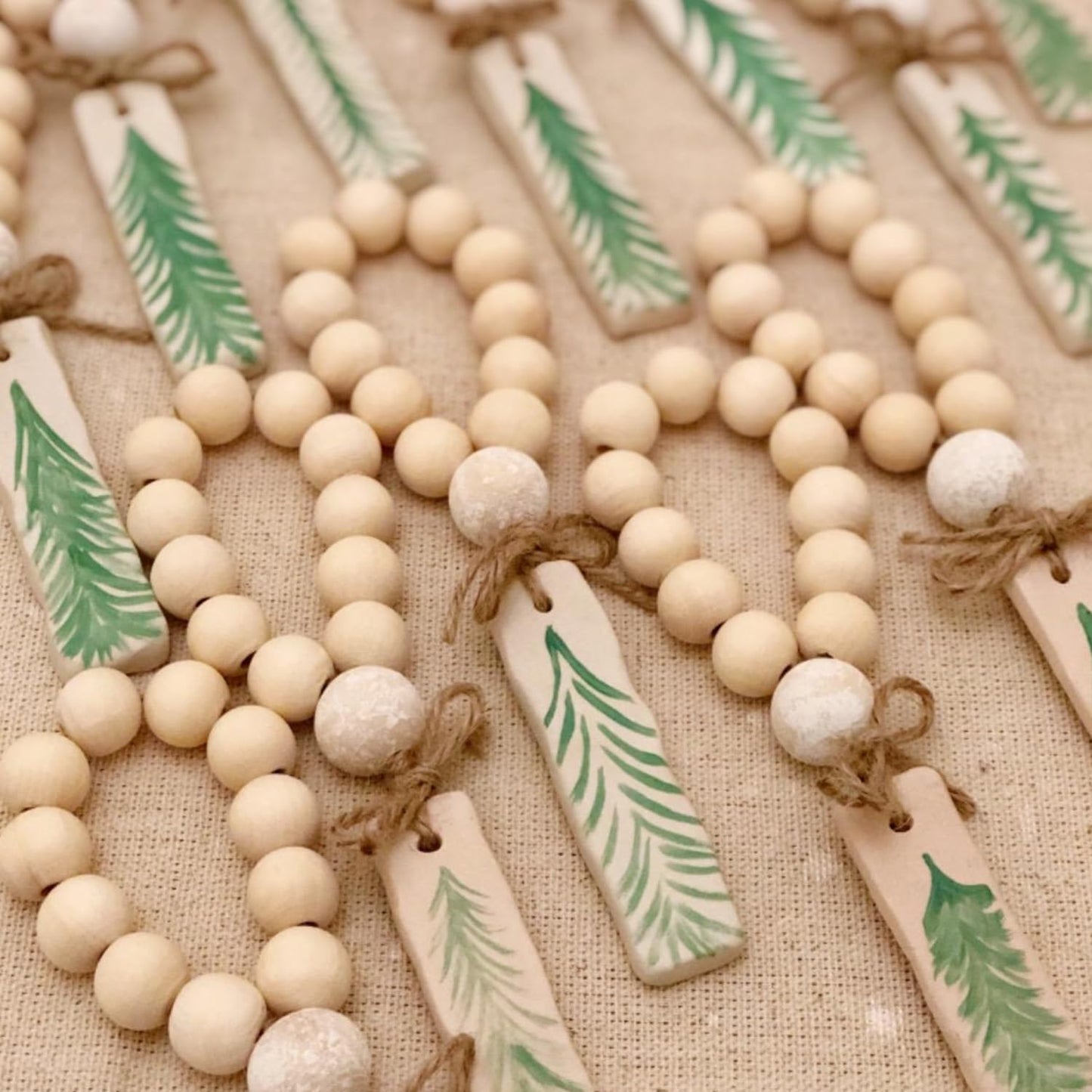 Yiksonyo 700 PCS 20 mm Wooden Beads with Hole, Beige Round Wooden Beads for Crafts, DIY Projects, and Home Decoration