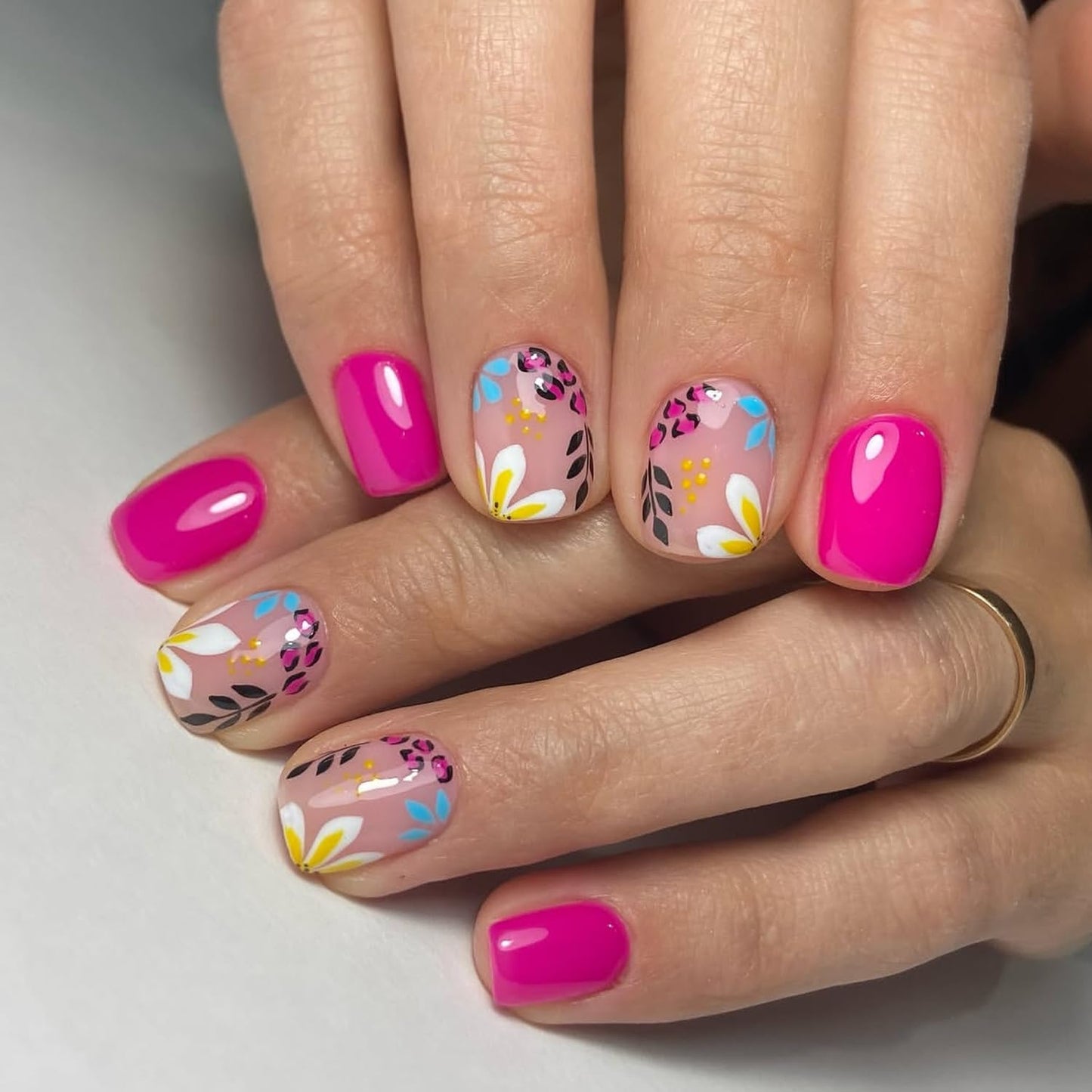 Short Square Press On Nails Pink Fake Nails With Flower Design Summer False Nails Glossy Full Cover Artificial Glossy Acrylic Spring Stick On Nail Reusable Cute Glue On Nail For Women 24pcs