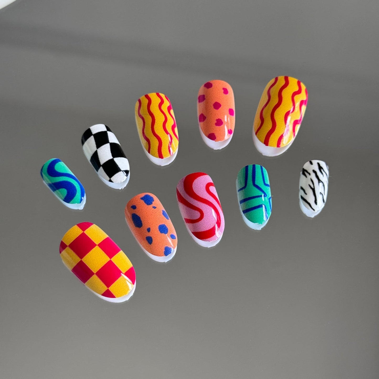 Round Short Almond Press on Nails With Designs - Cute Artificial Kawaii Nails for Gift