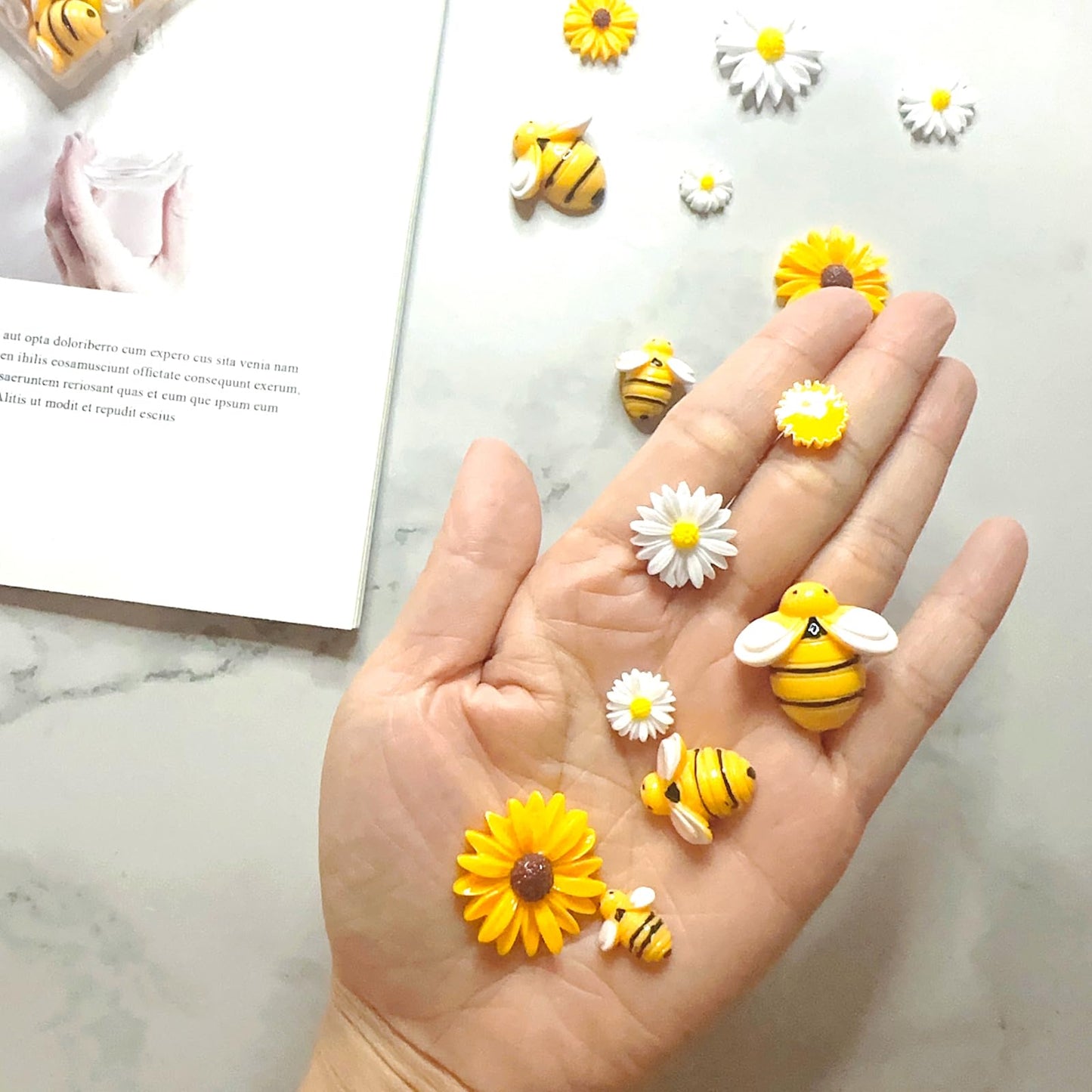 DANUDON 100PCS Mini Bees for Crafts Resin Bee Daisy Flowers Decor, 3 Sizes Sunflower Bumble Bee Embellishment Beads Charms for DIY Christmas Wreath Scrapbooking Party Decorations, with Box