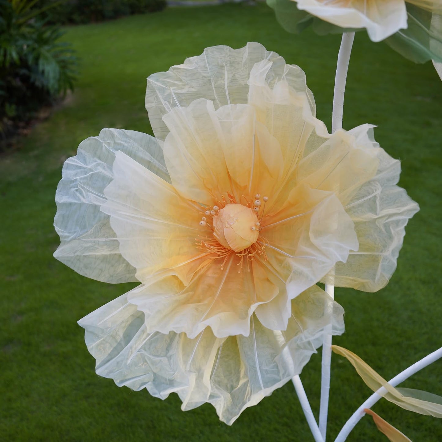HAZHEYE Giant Artificial Flower Decor with Stand,Oversized Freestanding Gradient Statement Flower for Wedding Flower Decor,Event,Commercial Display,Photo Backdrop & Home Decoration (Champagne)