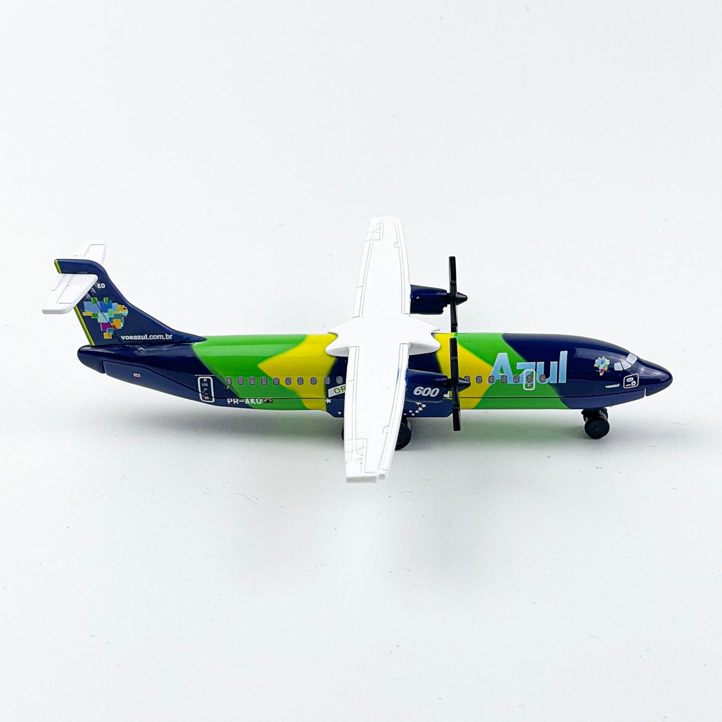 WngAur Die-Cast Propeller Airplane Model – Alloy Plane with Rolling Wheels – Miniature Aircraft Collectors & Aviation Enthusiasts