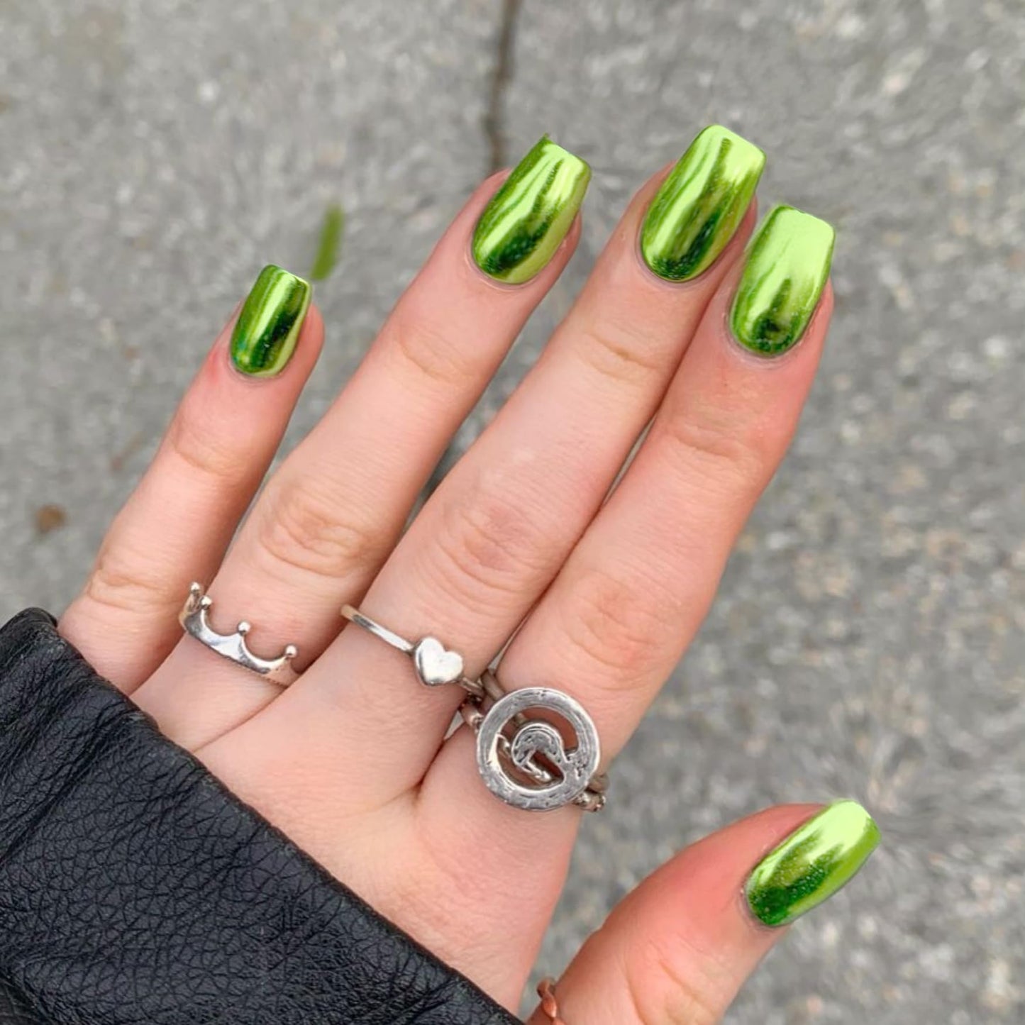 KQueenest Chrome Green Press on Nails Short Medium Square, Metallic Fake Nails Mirror Metallic False Acrylic Nails Press Ons, Spring Bling Light Green Glue on Nails Medium Short Length in 24 Pcs