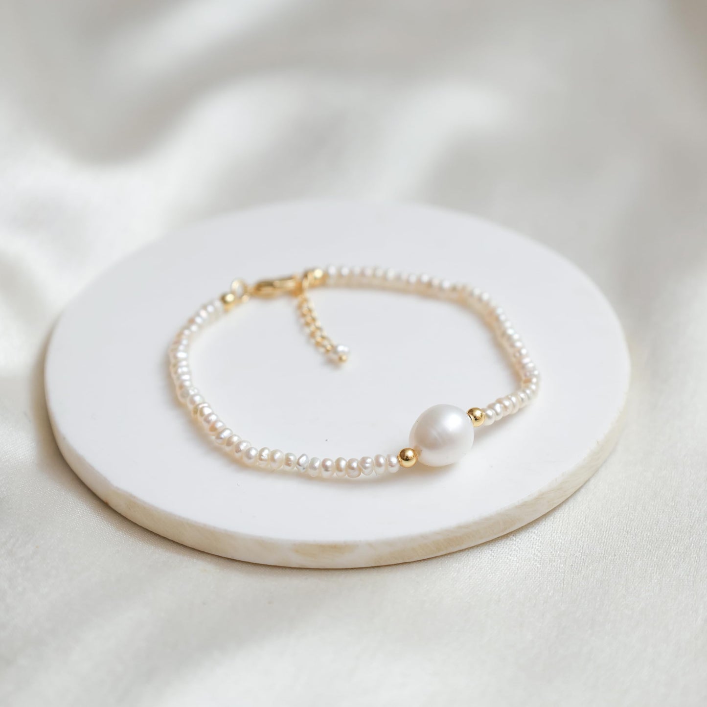 Gempires Handmade Freshwater Pearl Bracelet for Women 14k Gold-Plated Beaded Jewelry Dainty Stackable Boho Bracelet June Birthstone Gift Hypoallergenic Elegant Pearl Bracelet