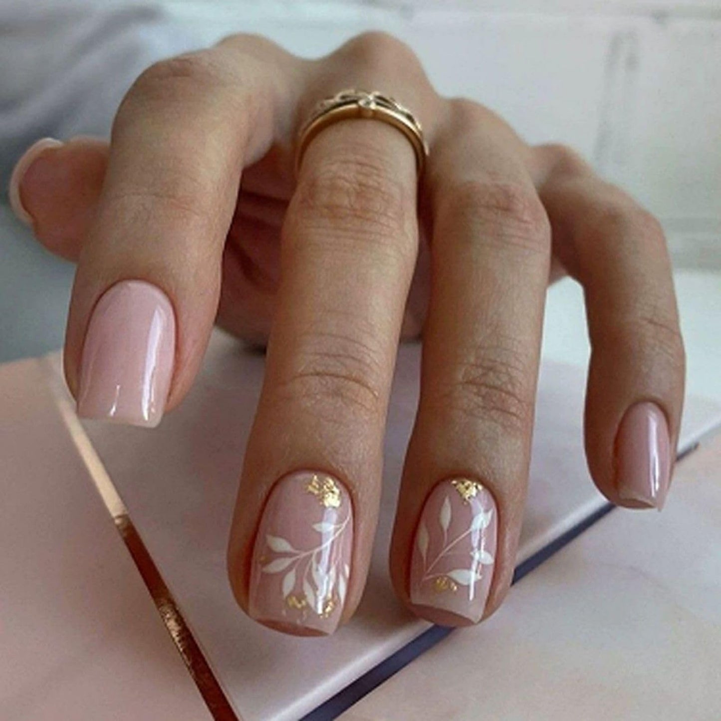 QQPPOLIU Pink Press-on False Nails,Square Glue-on Nails with Leaf Design,Short Stick-on Nails for Women and Girls