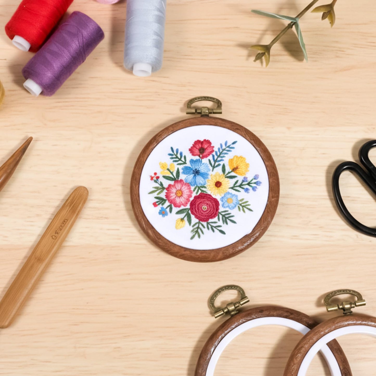 IMengjbang 30 Pcs 3 Inch Mini Embroidery Hoops Bulk, Circle Rubber Hoops Ring Display Cross Stitch Ornament Imitated Wood Frame Kits for DIY Hanging Gifts Christmas Fall Farmhouse Ornaments Decoration