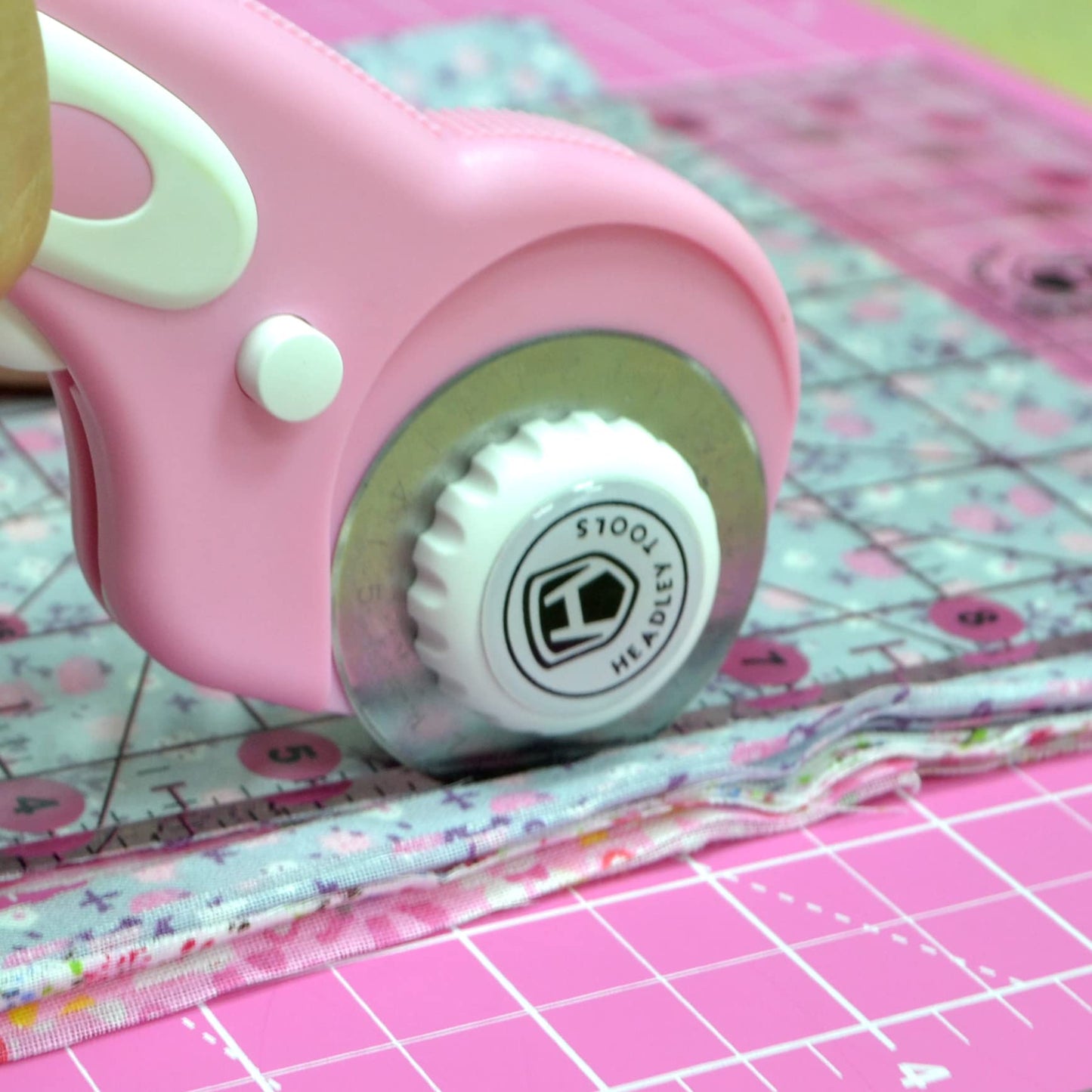 Headley Tools Rotary Cutter Set - 45mm Fabric Cutter, 5 Replacement Rotary Blades, A3 Cutting Mat, Quilting Ruler and Sewing Clips, Craft Knife Set, Ideal for Crafting, Sewing, Patchworking, Pink
