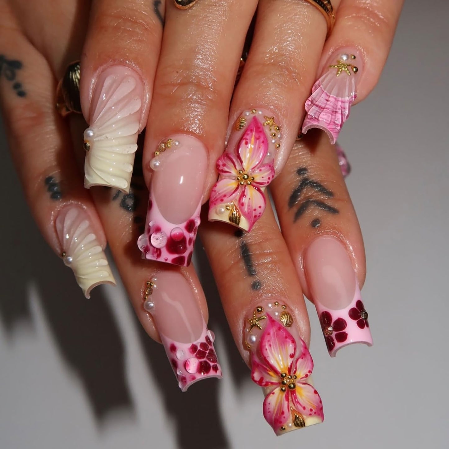 24Pcs Summer Press on Nails Medium Square Fake Nails with Pearl Rhinestones Designs Gold Starfish Seashell Glue on Nails 3D Flower Acrylic Nails Beach False Nail French Tip Stick on Nail for Women