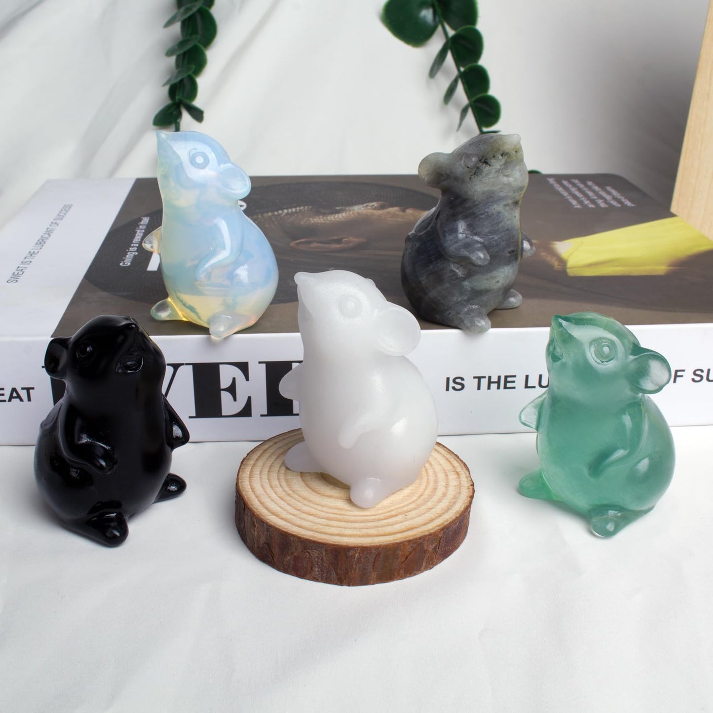 Ytbeoxk Handmade Opalite Crystal Mouse Figurine Quartz Mouse Sculpture Wealth Attracting Feng Shui Decor Mini Desk Ornament Meditation Crystal Animal Mouse Wealth Attracting.