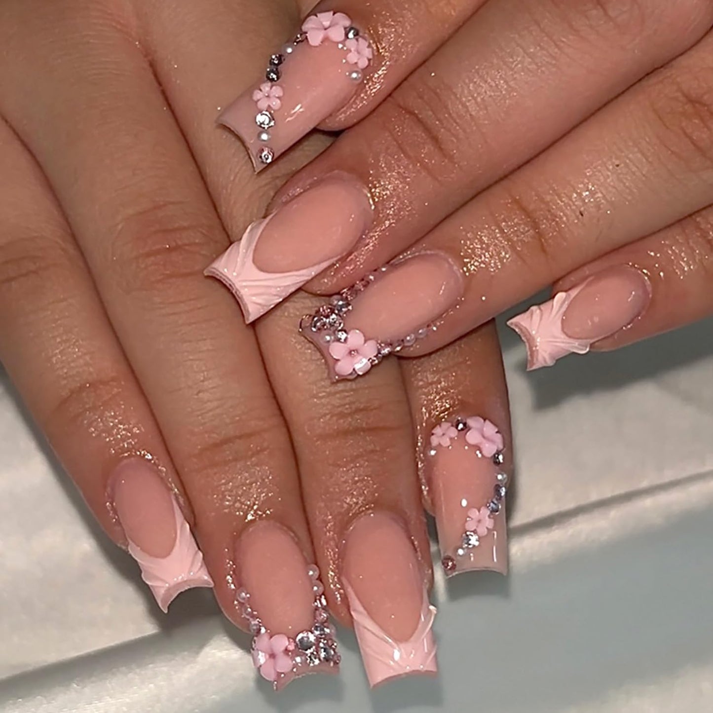 24Pcs Pink French Tip Press on Nails Medium Square Fake Nails Flower Nail Tips with Glitter Rhinestones Design Nude Full Cover Artificial Glue on Nails Cute False Nails Stick on Nails for Women DIY
