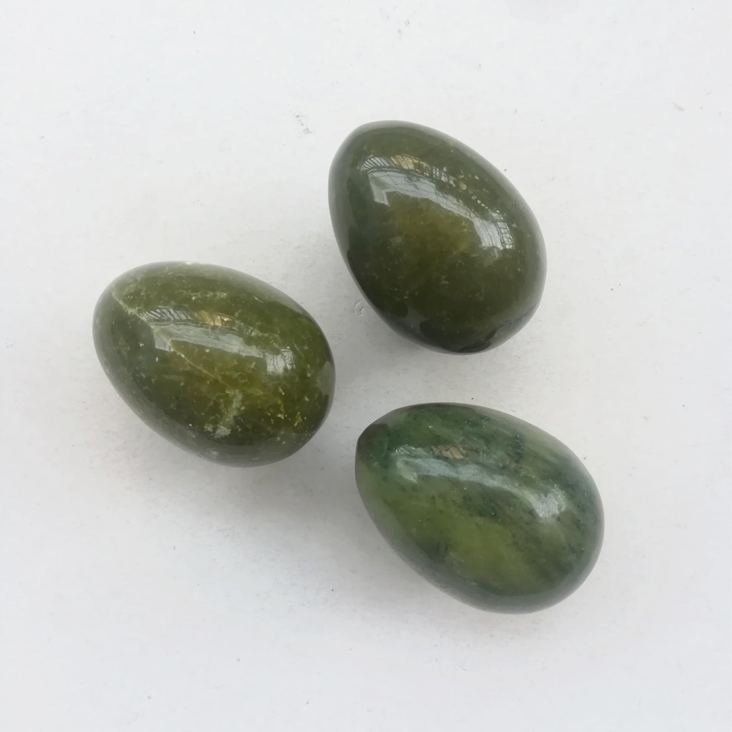Sunshcat Natural Green Jade Egg Shaped Meditation Chakra and Home Decor Balance Crystals and Healing Stones Statue Set,35 * 50mm Easter and Thanksgiving Gift,with Wooden Bracket