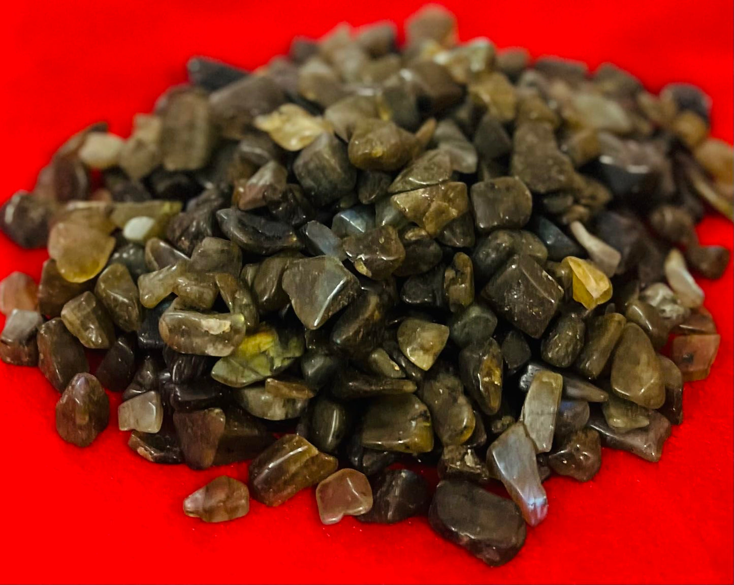 Indian Consigners Natural Crushed Polished Tumbled Gem Stone Chips, Decoration & Healing Crystals (Labradorite)