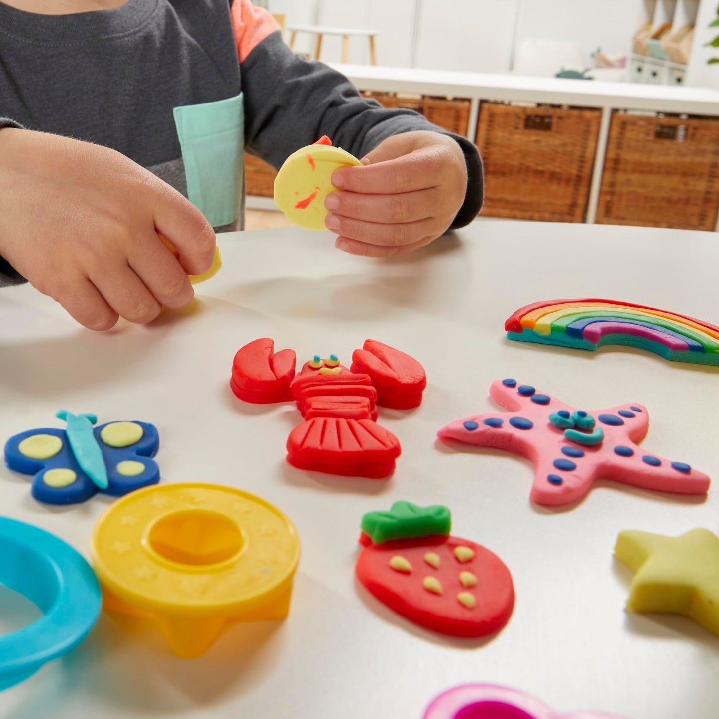 Play-Doh Holiday Set of Tools, 43 Accessories & 10 Modeling Compound Colors, Kids Toys, Holiday Arts and Crafts for Kids 3+ (Amazon Exclusive)
