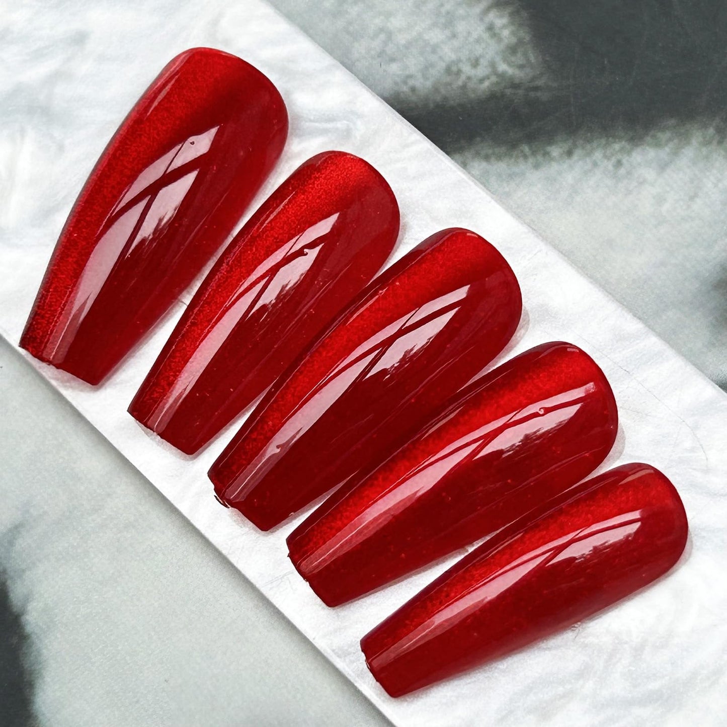 KKUUOO Wine Red Press on Nails Medium Coffin Fake Nails Gradient Design False Nails Shiny Acrylic Nails Full Cover Stick on Nails for Women Manicure 24 Pieces