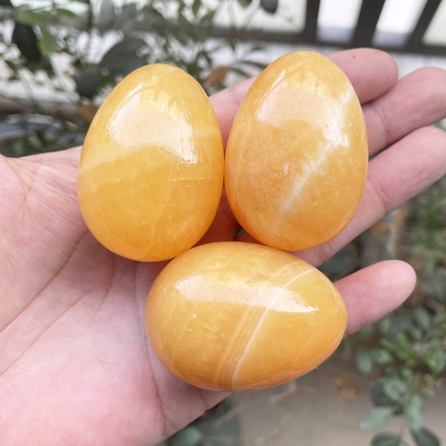 Fekuar Stone Egg Figurine, Polished Healing Crystal Easter Eggs Sphere Sculpture with Wood Stand, Cream-Coloured Yellow Jade, 1.8"