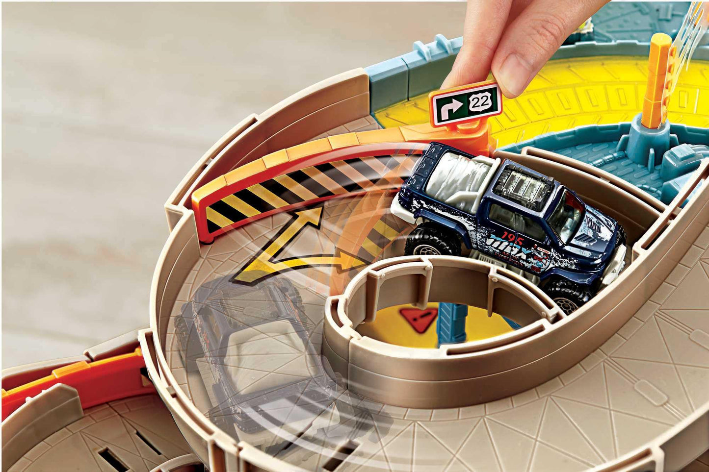 Matchbox Toy Cars Playset, 4-Level Garage & 1:64 Scale Tow Truck, Kid-Powered Elevator, Car Repair Station & Spiral Ramp