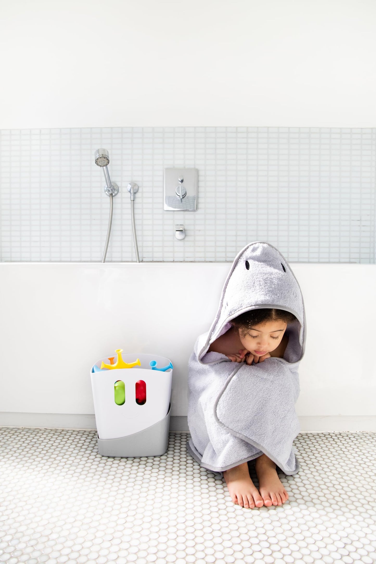 Ubbi Stand Up Bath Toy Storage Organizer with Removable Drying Bin – Freestanding Bath Toy Caddy & Scoop for Toddlers and Baby, Quick Dry Draining Design, Gray