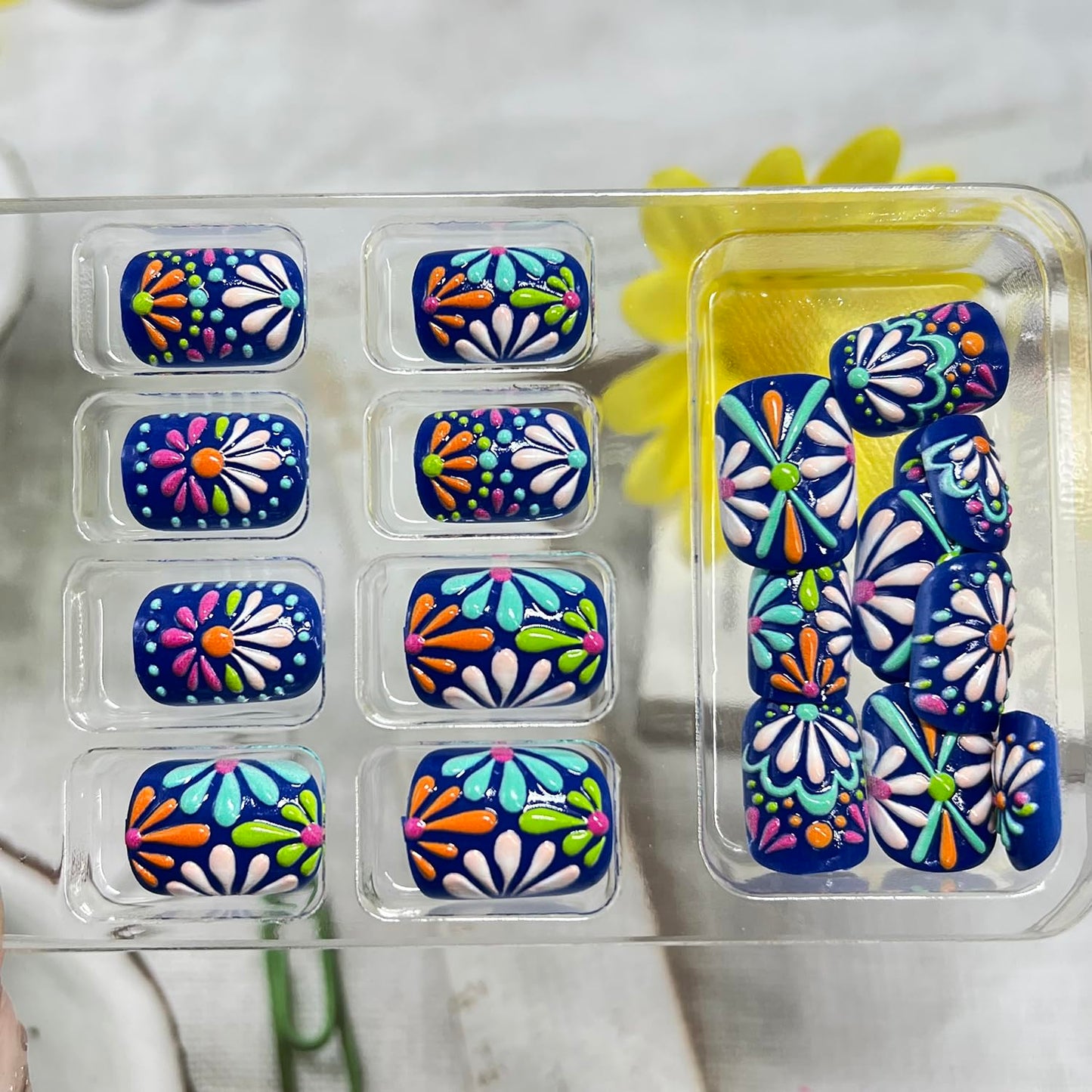 3D Flower Press on Nails Short Square Fake Nails with White Daisy Designs Blue False Nail Spring Summer Floral Stick on Nail for Women 24Pcs