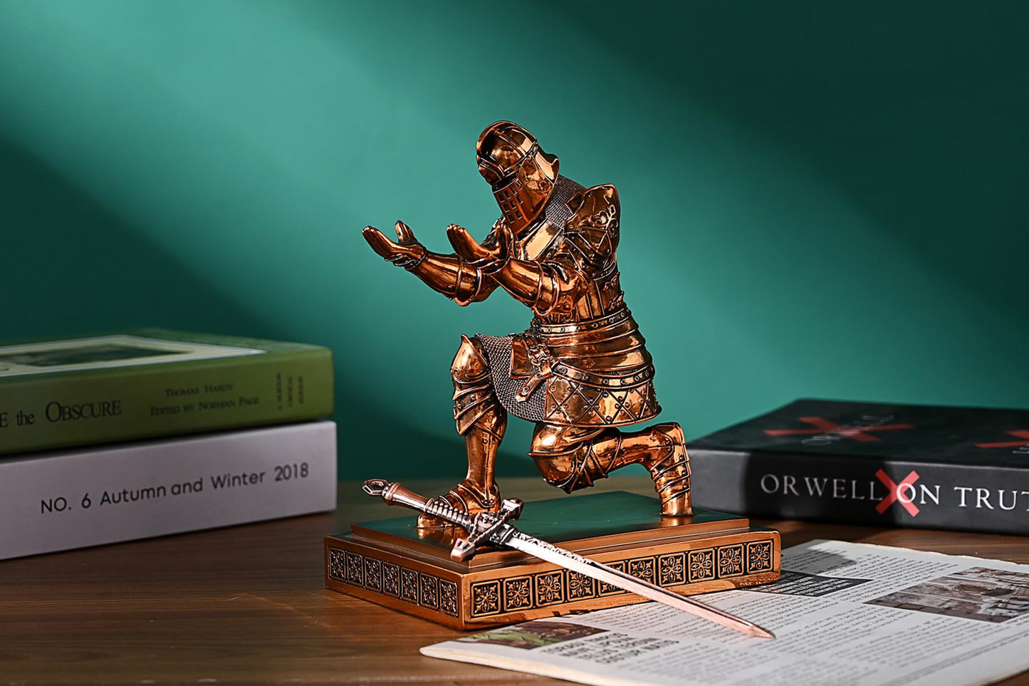 HDMbigmi King's Guard Knight Pen Holder Pen Stand Desk Organizers and Accessories Resin Pencil Holder as Gift for Office and Home (Copper(Plating))