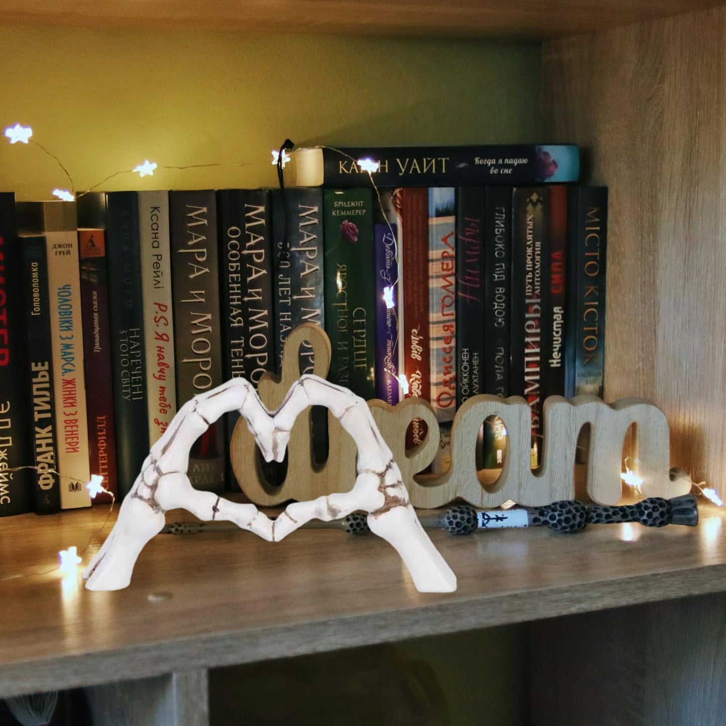 HEBYJO White Halloween Heart Hands Sculpture, Resin Abstract Skeleton Statue Love Ornaments, Heart Shape Finger Gesture Figurines for Shelf Home Desktop Decoration
